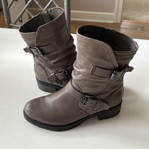 Grey leather boots size 8 Earth Origins
